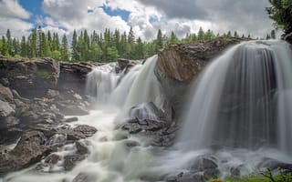 Картинка лес, облака, Швеция, водопад, скалы, деревья, камни