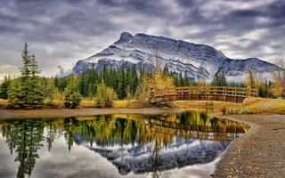 Картинка отражение, деревья, Banff National Park, Канада, Canada, Банф, пруд, мост, Альберта, осень, Cascade Ponds, Alberta, горы