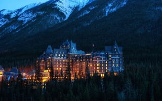 Картинка Banff, Банф, здание, Альберта, свет, вечер, Canada, горы, город, отель, деревья, Banff National Park, Канада, Alberta, освещение, Национальный парк