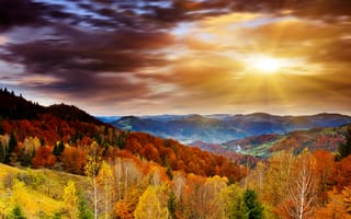 Обои осень, горы, рассвет, лес, лучи солнца, облака, деревья, небо