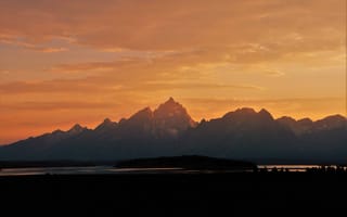 Картинка mountains, clouds, peaks, dusk, silhouettes, twilight, sunset, river