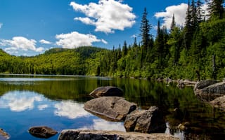 Картинка облака, деревья, лес, камни, солнечно, озеро, Канада, Grands Jardins national park, зелень, небо, лето