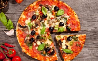Картинка пицца, специи, сыр, салями, маслины, чеснок, еда, помидоры, ломтик, блюдо