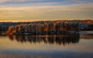 Картинка осень, лес, деревья, закат, снег, вечер, панорама, озеро