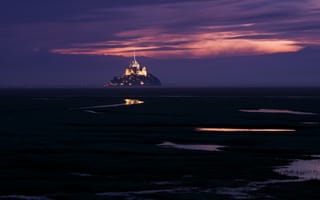 Картинка Франция, остров, подсветка, небо, сумерки, фиолетовое, крепость, Mont Saint-Michel, гора Архангела Михаила, Мон-Сен-Мишель