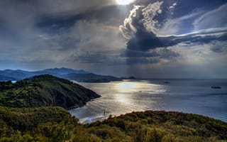 Картинка море, небо, Италия, облака, тучи, побережье, горы, солнце