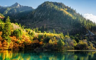 Картинка осень, горы, лес, солнечно, озеро, деревья, Цзючжайгоу, красочно, Jiuzhaigou, заповедник, Китай
