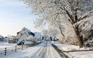 Картинка зимний день, деревенька, красиво, дома, деревья, вид, снег, посёлок, солнце, дорога, мороз, следы, забор, village