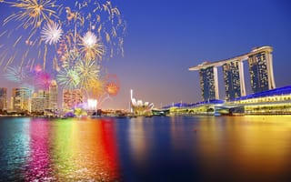 Картинка огни, отель, Сингапур, подсветка, небо, ночь, салюты, Singapore, город, фейерверки, Азия, праздник
