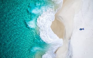 Картинка песок, человек, зонт, океан, пляж, следы, вода, море, волны