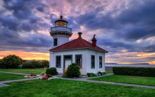 Картинка Mukilteo Lighthouse, клумбы, маяк, побережье, Washington, закат, Tulalip Bay, Вашингтон, газоны, Clinton, цветы, Клинтон, кусты