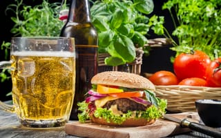 Картинка гамбургер, пиво, бокал, зелень, помидоры
