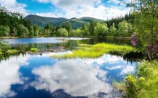 Картинка Scotland, пейзаж, зелень, Великобритания, лес, Great Britain, озеро, деревья, облака, Шотландия, горы, вода, небо, отражение