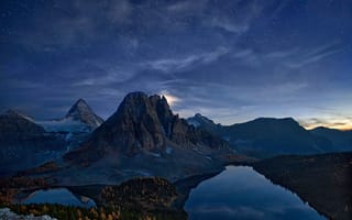Картинка осень, небо, скалы, звезды, Канада, озёра, горы, ночь