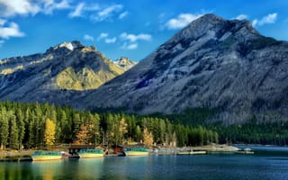 Картинка Lake Minnewanka, Озеро Минневанка, Canadian Rockies, пристань, лес, Канадские Скалистые горы, суда, Канада, Alberta, Банф, Canada, Banff National Park, Альберта