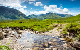 Картинка Scotland, небо, пейзаж, природа, Великобритания, камни, облака, Great Britain, долина, вода, Шотландия, зелень, трава, ручей, горы