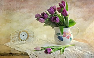 Картинка тюльпаны, часы, стена, ваза, фиолетовые, стол, скатерть