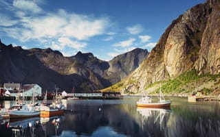 Картинка облака, Lofoten, солнечно, Норвегия, катера, небо, лодки, скалы, Reine, причалы, бухта, дома, горы, Лофотенские острова