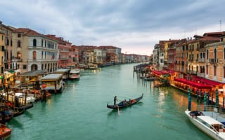 Картинка Italy, дома, Canal Grande, Италия, небо, город, Venice, здания, море, Гранд-канал, гондолы, лодки, Венеция, тучи, Venezia, люди