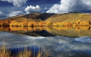 Картинка деревья, озеро, холмы, осень, отражение, облака