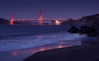 Картинка Golden Gate Bridge, Золотые Ворота, США, камни, огни, берег, небо, город, San Francisco, Сан-Франциско, пролив, сиреневое, освещение, фиолетовое, мост, ночь, California, Калифорния, USA