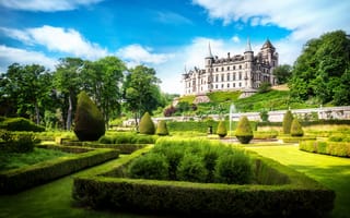 Картинка Dunrobin Castle, Sutherland, Alba, газон, зелень, небо, трава, Шотландия, пейзаж, фонтан, Великобритания, замок, солнце, свет, Great Britain, Scotland, кусты, облака, парк, природа, деревья