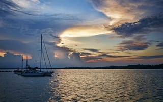 Картинка лодки, озеро, вечер, закат, облака