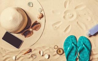 Картинка песок, сланцы, sand, пляж, солнце, beach, очки, vacation, summer, море, шляпа