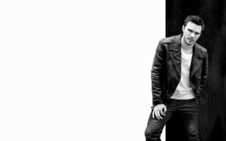 Картинка фотосессия, Николас Холт, белый, футболка, Flaunt, черно-белое, актер, кожанка, 2015, джинсы, Nicholas Hoult, куртка, Yu Tsai