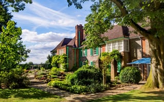 Картинка зелень, облака, солнечно, сад, Oxfordshire, небо, трава, дом, деревья, газон, Англия, кусты, дорожки, Nuffield Place