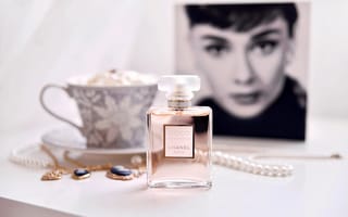 Картинка Chanel Coco Mademoiselle, парфюм, блюдце, девушка, бусы, цепочки, лицо, Одри Хепберн, портрет, украшения, кулоны, чашка, Audrey Hepburn