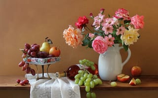 Картинка яблоки, букет, розы, кувшин, виноград, натюрморт, цветы, бутылка, вино