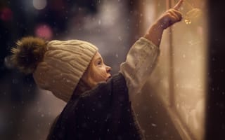 Картинка зима, свет, девочка, боке, улица, вечер, снег, стекло, витрина