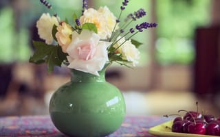 Картинка стол, ваза, натюрморт, летний, вишня, цветы, букет