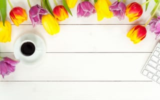 Картинка цветы, кофе, coffee cup, тюльпаны, bright, flowers, tulips, wood, fresh, spring, букет, весна, beautiful, colorful