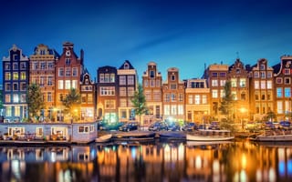 Картинка Amsterdam, дома, здания, вечер, свет, отражение, Голландия, Nederland, город, канал, огни, Амстердам, Нидерланды, река, Noord-Holland, лодки
