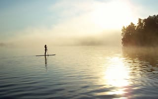 Картинка девушка, туман, берег, SUP, весло, озеро, утро