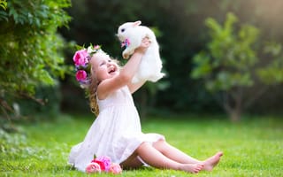 Обои платье, радость, joy, child, трава, rabbit, фотосессия, Girl, маленькая, девочка, друзья, кролик, лето