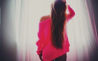 Картинка свитер, розовый, стоит, занавески, окно, свет, волосы, девушка