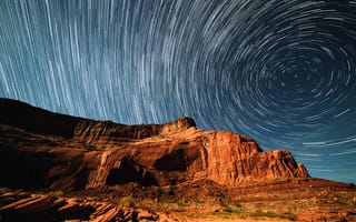 Картинка небо, звезды, звездное небо, каньон, lighttrails, длинная выдержка, скалы, длинная экспозиция
