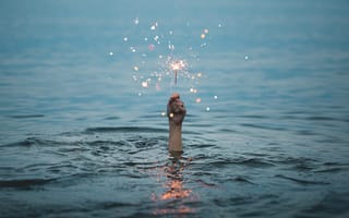 Картинка волны, вода, искры, бенгальский огонь, рука, бенгальские огни