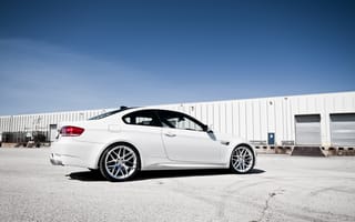 Картинка E92, небо, склад, бмв, BMW, white, белая, задняя часть
