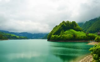 Картинка landscape, clouds, река, beautiful nature, switzerland, облака, небо, river, trees, деревья, красивая природа, изумрудные горы озеро, пейзаж, sky, Швейцарии, emerald mountain lake