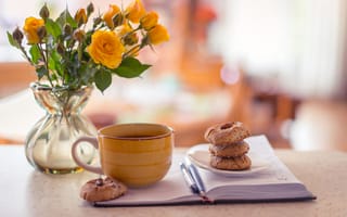 Картинка ваза, желтые, печенье, кофе, блокнот, чашка, чай, розы, ручки, выпечка