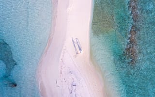 Картинка песок, море, Мальдивы, пляж, свадьба, вид сверху, жених, берег, тени, прибой, курорт, побережье, вода, силуэты, волны, невеста