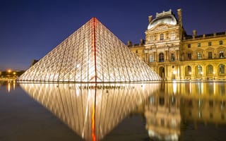 Картинка ночь, огни, Лувр, пирамида, площадь, Франция, фонари, Париж