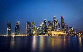 Картинка мегаполис, город-государство, небоскребы, небо, синее, пролив, Malaysia, Малайзия, Сингапур, подсветка, отражение, огни, Singapore, ночь