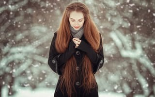 Картинка зима, снегопад, рыжая, руки, природа, пальто, девушка, снег, длинноволосая