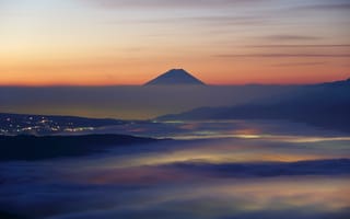 Картинка Фудзи, город, горы, пейзаж, природа, рассвет, дымка, Япония, зарево, облака