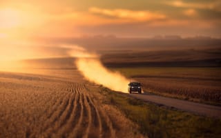 Картинка Поле, трава, дорога, закат, свет, пыль, природа, машина